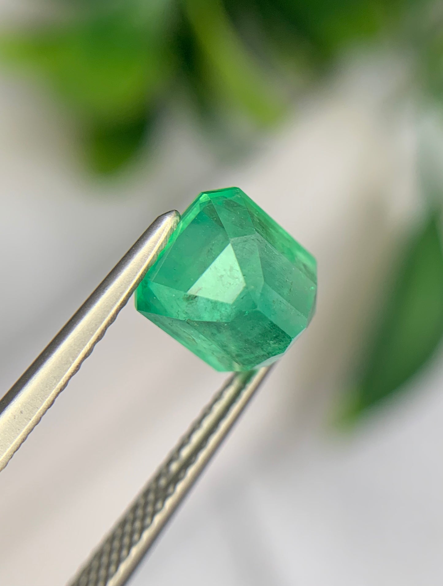 AIGS - 2.38 cts Vivid Green Colombian Emerald.