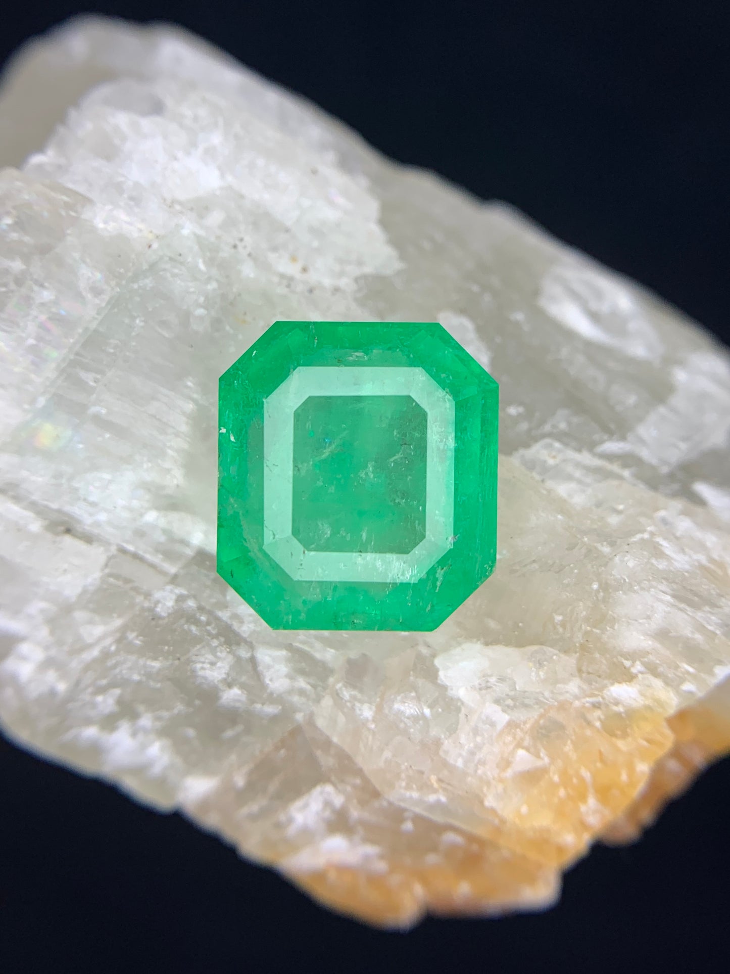 4.74 cts Vivid Green Colombian Emerald.